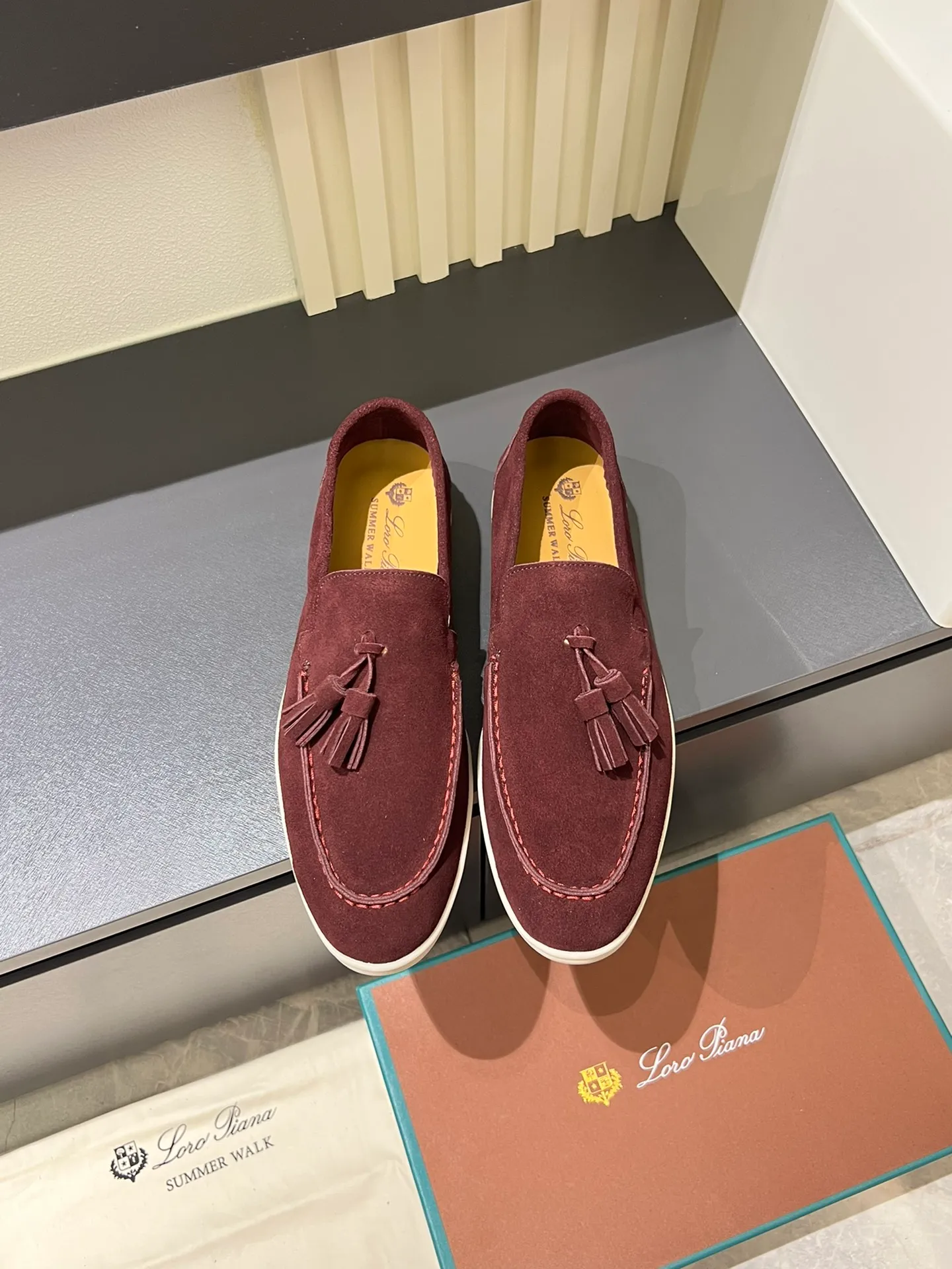 Men's shoes 💰p360 "Loro men's shoes 💰pian'*" Classic L men's shoes for couples 💰p Top version British flat loafers, a must-have item in old money style, the minimalist design is eye-catching and durable, a plus point for dressing The soft foot feel and texture are outstanding. They don’t scratch your feet and are very nice. They are matched with soft and waxy soles. They can be worn daily for a long time without getting tired. They are easy to wear, versatile and classic items, with perfect foot feel and texture! Imported cashmere fabric, the lining is made of imported A-grade water-dyed cow lining, the top version of the genuine leather midsole is sewn with pure handmade mark thread! Size: Female 35-40 (34. Customized) Male 38-44 (45.46. Customized)